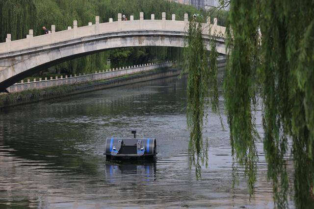 將在護城河、通惠河等河道推廣無人割草船:割草船