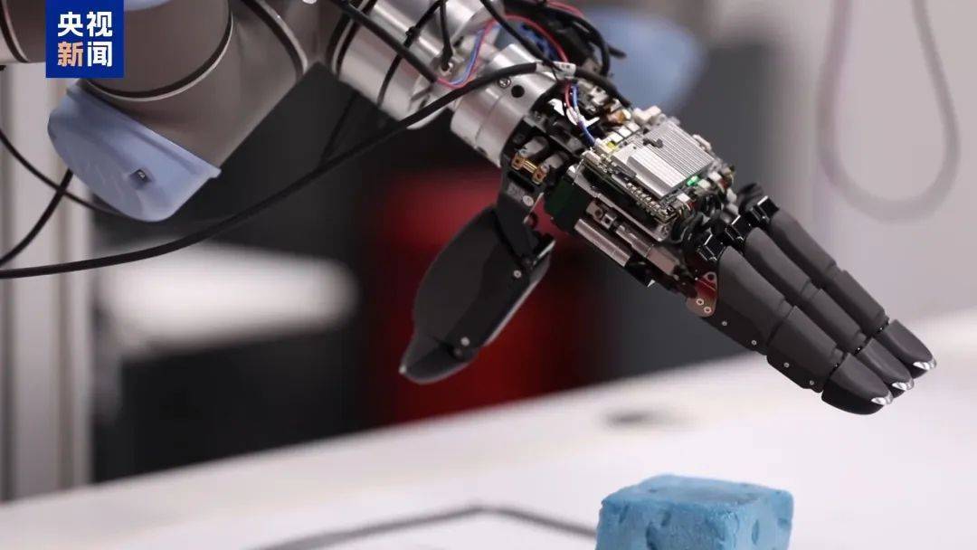 央視關注<strong></p>
<p>割草</strong>!咖啡師、割草工……深圳機器人在這里練新本領:割草