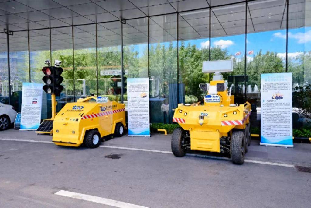 一個(gè)能自動(dòng)驅(qū)鳥(niǎo)，另一個(gè)會(huì)割草！青島機(jī)場(chǎng)造出兩款無(wú)人車:割草